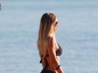 Laura Cremaschi kusząco w czarnym bikini